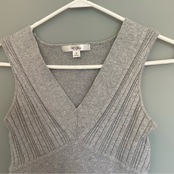 3/$30 | Old Navy Y2K Vintage Gray Fitted V Neck Tank - Picture 5 of 8
